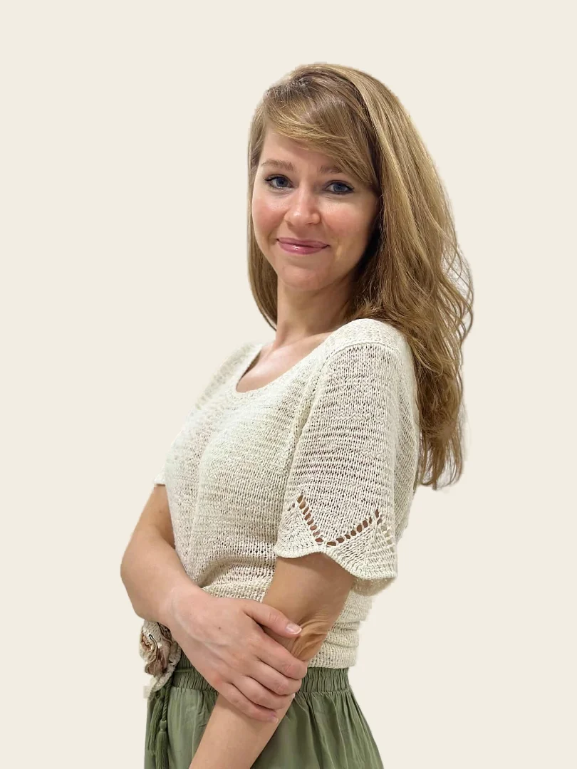 Mili, online English teacher, during a lesson